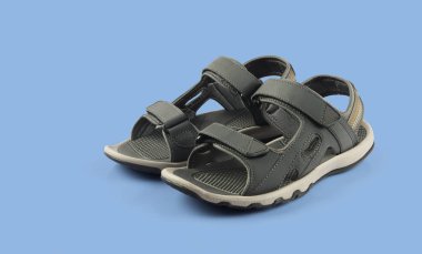 Hint yapılmış erkekler sandalet