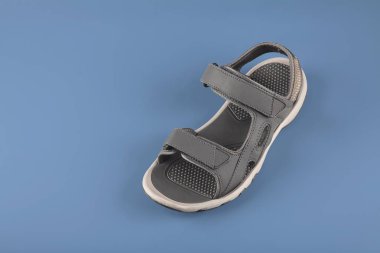 Hint yapılmış erkekler sandalet