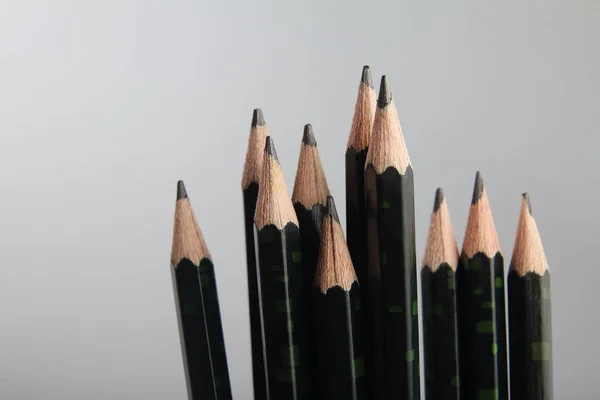 Schwarzer Bleistift Auf Grauem Hintergrund — Stockfoto
