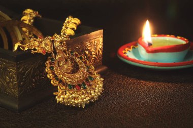 Hint geleneksel altın Lakshmi kolye kolye yağ lambası ile