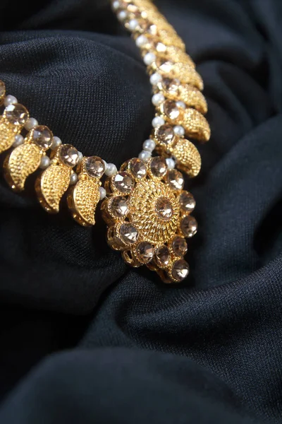 Collar Oro Tradicional Indio —  Fotos de Stock