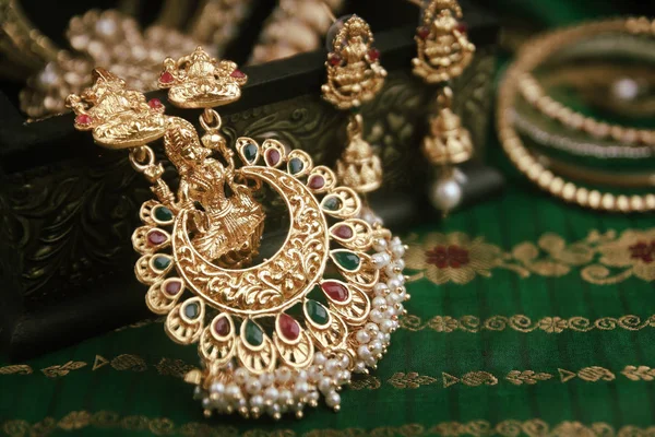 Traditionelle Indische Goldkette Mit Lakshmi Anhänger — Stockfoto