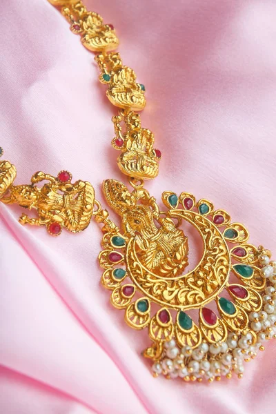 Traditionelle Indische Goldkette Mit Lakshmi Anhänger — Stockfoto