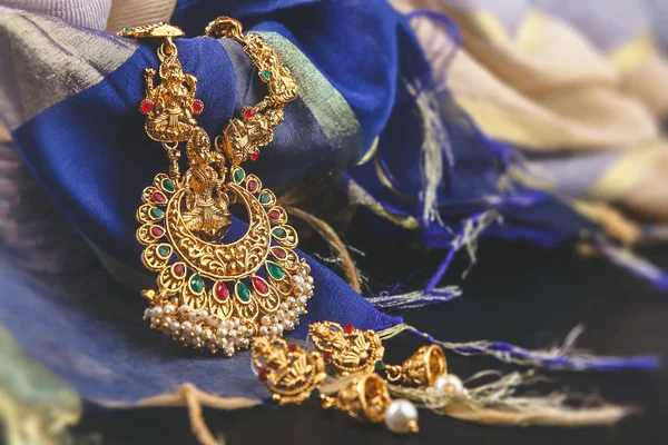 Індійська Традиційна Золота Кольє Лакшмі Кулон — стокове фото