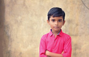 Kameraya poz veren Hintli çocuğun portresi