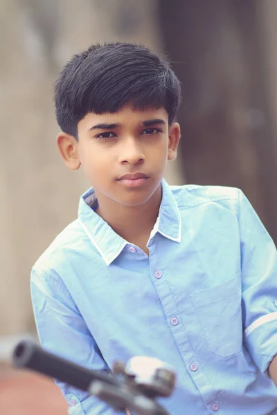 印度男孩在镜头前摆姿势的肖像 — 图库照片