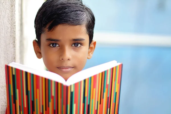 Porträt Eines Kleinen Indischen Schuljungen Der Vor Der Kamera Posiert — Stockfoto