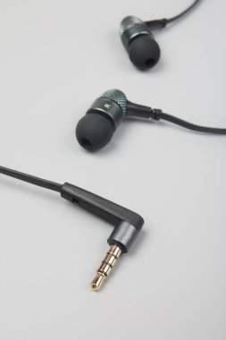 Mavi arka planda duran kulaklıklar.