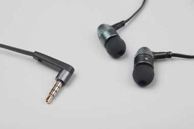 Mavi arka planda duran kulaklıklar.