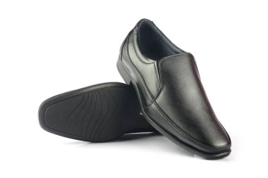 Gri arka planda siyah deri şık ayakkabılar.