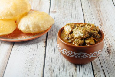 Geleneksel Hint yemekleri Poori veya körili köy tavuğu püresi