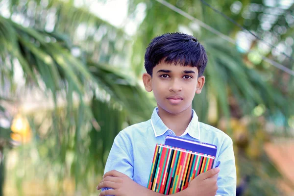 Retrato Indiana Pouco Escola Menino Posando Para Câmera — Fotografia de Stock