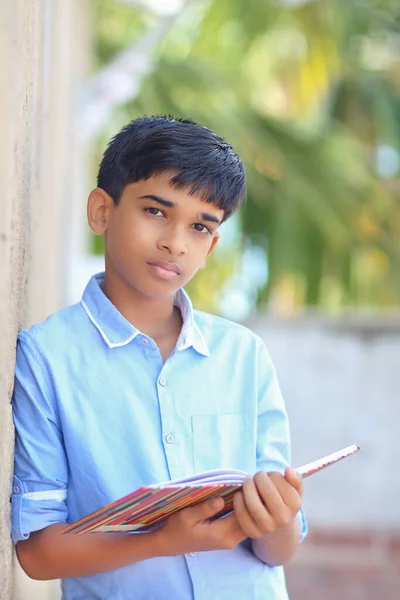 Портрет Индийского Школьника Позирующего Перед Камерой — стоковое фото