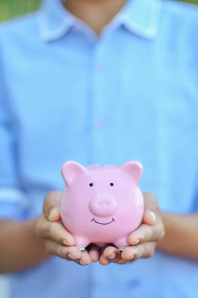 Indiano Menino Segurando Porquinho Banco Para Sua Poupança — Fotografia de Stock