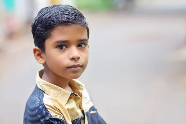 Portret Van Indiase Jongen Poseren Voor Camera — Stockfoto