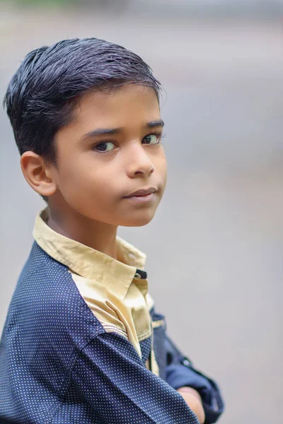 Portret Van Indiase Jongen Poseren Voor Camera — Stockfoto