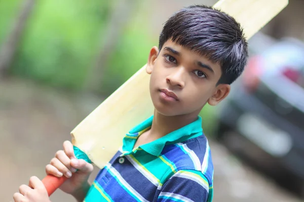 Porträtt Indianpojken Som Spelar Cricket — Stockfoto