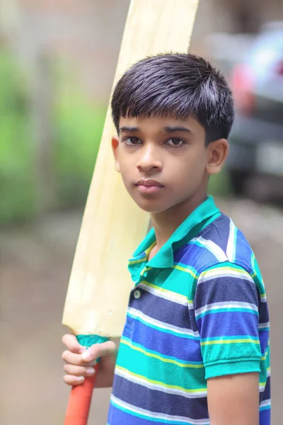 Portrét Indiánského Chlapce Hrajícího Kriket — Stock fotografie