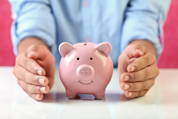 Menino Segurando Banco Porquinho Para Economia — Fotografia de Stock