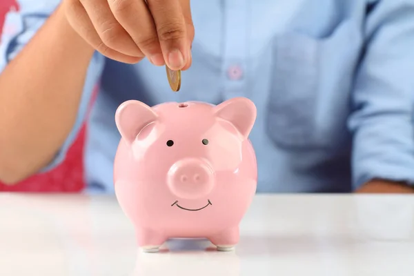 Menino Colocando Uma Moeda Banco Porcos Para Economizar — Fotografia de Stock