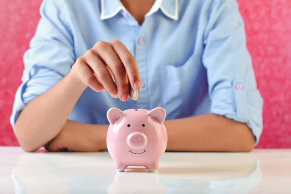 Menino Colocando Uma Moeda Banco Porcos Para Economizar — Fotografia de Stock