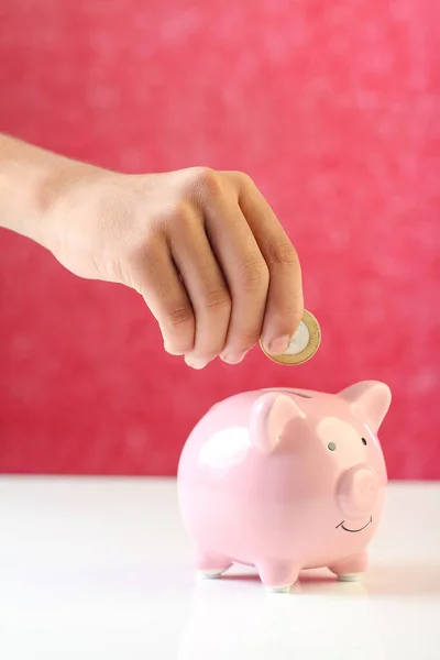 Menino Colocando Uma Moeda Banco Porcos Para Economizar — Fotografia de Stock