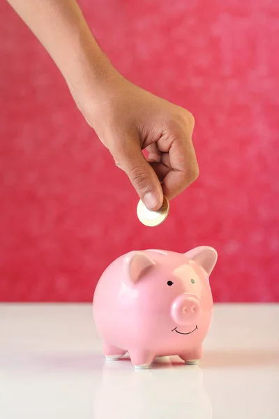 Menino Colocando Uma Moeda Banco Porcos Para Economizar — Fotografia de Stock