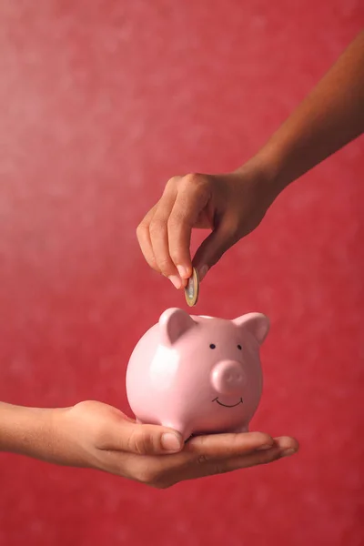 Menino Colocando Uma Moeda Banco Porcos Para Economizar — Fotografia de Stock