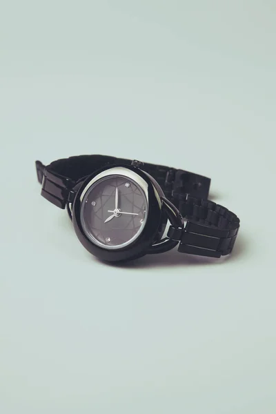 Mädchen Klassische Armbanduhr Aus Metall — Stockfoto