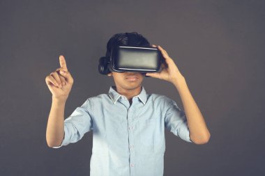 Sanal Gerçeklik Gözlüğü takan Hintli genç çocuğun portresi