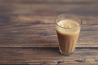 Tahta masada bir fincan çay.