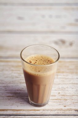 Tahta masada bir fincan çay.