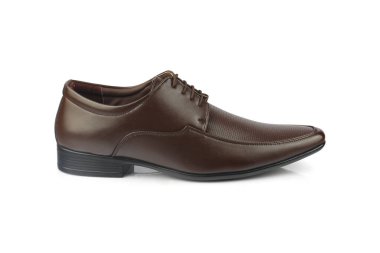 Erkeklerin resmi deri ayakkabıları beyaza izole edilmiş.