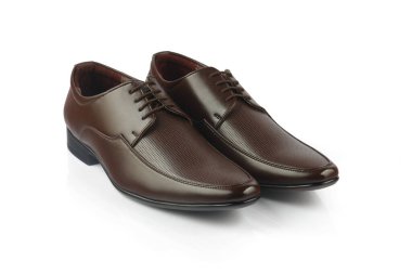 Erkeklerin resmi deri ayakkabıları beyaza izole edilmiş.