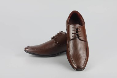 Erkeklerin resmi deri ayakkabıları beyaza izole edilmiş.