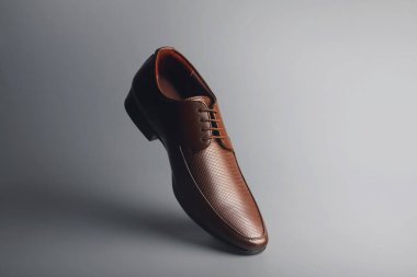 Erkeklerin resmi deri ayakkabıları beyaza izole edilmiş.