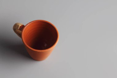 Hintli, gri arka planda geleneksel terracotta kahve fincanı yaptı.