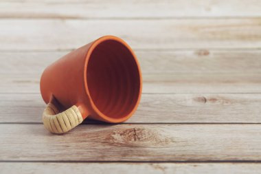 Kızılderili geleneksel terracotta kahve fincanını ahşap masada yaptı.