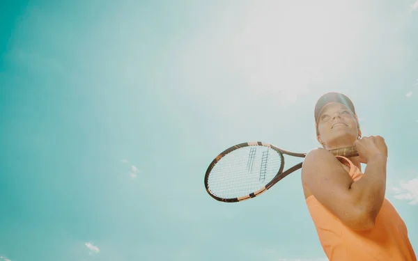 Professionell tenniskvinna spelare i en åtgärd som spelar tennis i tennisbana utomhus, sport koncept, copyspace — Stockfoto