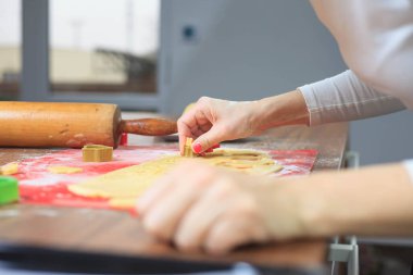 Genç eller modern mutfakta zencefil hamuru kesiyor, yemek konsepti