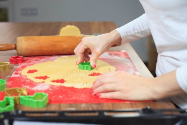 Genç eller modern mutfakta zencefil hamuru kesiyor, yemek konsepti