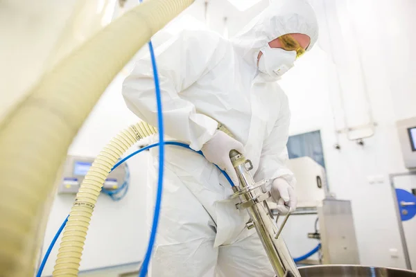 Fabricación de productos farmacéuticos en laboratorio de química, concepto de desarrollo, farmacia — Foto de Stock