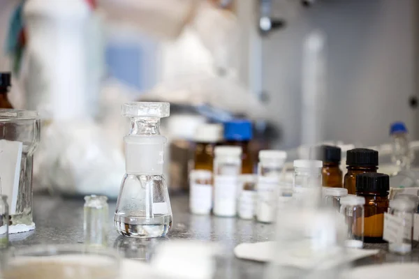 Flasce con liquidi in laboratorio, fabbrica farmaceutica e laboratorio di produzione, concetto di chimica — Foto Stock