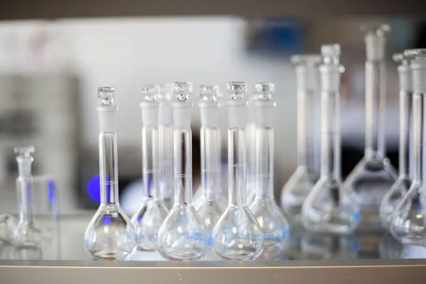 Kolby z cieczami w laboratorium, fabryka i laboratorium farmaceutyczne, koncepcja chemiczna — Zdjęcie stockowe