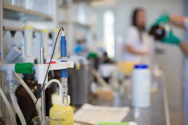 Mani di una ricercatrice che fa ricerca in laboratorio, concetto di chimica — Foto Stock