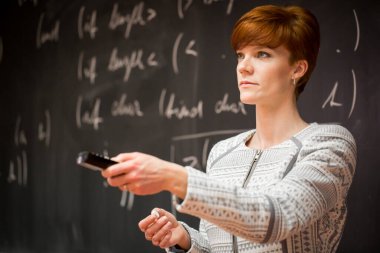 Güzel, genç iş kadını bir konferansta sunum yapıyor, toplantı ayarlıyor, eğitim kavramı...