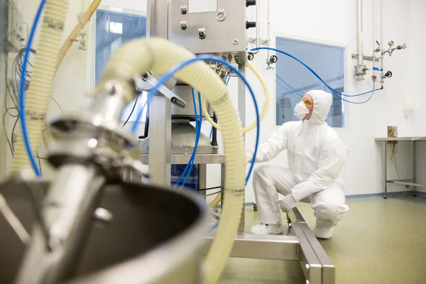 Fabricación de productos farmacéuticos en laboratorio de química, concepto de desarrollo, farmacia — Foto de Stock