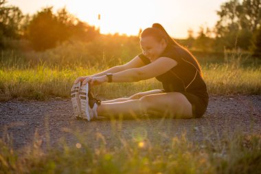 Güzel, genç esmer kadın sabah koşusundan önce esniyor, konsept koşuyor.