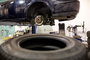 Araba servisine bak, değişime hazır bir sürü tekerlek ve hidrolik kriko, araba servis merkezi.