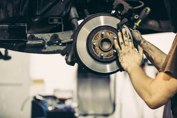 Car mechanic replacing pads for car break, transportation concept, car service center — Stock Photo, Image